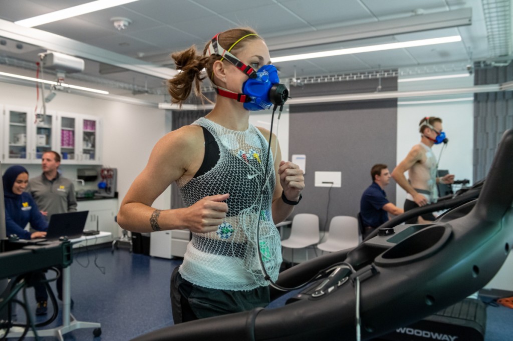 Subjects measure their heart rate while wearing the Galaxy Watch 7 in a study to enhance the fitness features of the Galaxy Watch, a collaboration between Samsung Electronics and the University of Michigan, USA. (Image courtesy of Samsung Electronics)