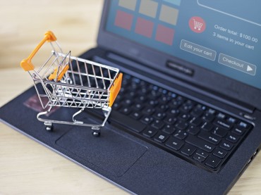 Internet New Battleground for Retailers as Industry Shifts