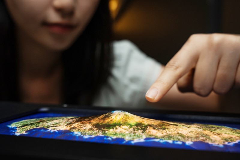 South Korean Giants Showcase Cutting-Edge Display Technologies at International Conference