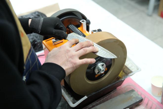 Seoul’s Seongdong District Revives Tradition with Popular Mobile Repair Service for Knives and Umbrellas