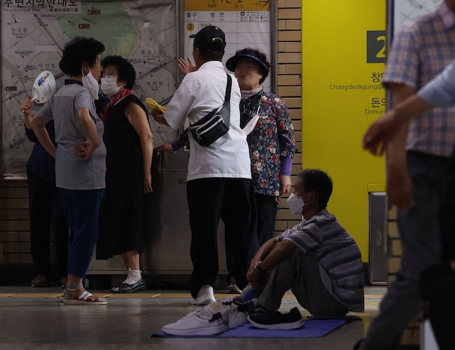 As Heat Wave Grips Seoul, Subway Commuters Suffer in Sweltering Stations