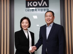 The minister of SMEs and Startups Oh Yeong-ju (L) meets with the head of the Korea Venture Business Association (R). (Image courtesy of the Ministry of SMEs and Startups)