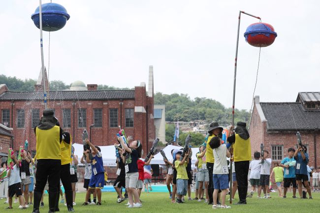 Water Gun Fight with ‘Japanese Police’ Draws Attention at Korean Independence Festival