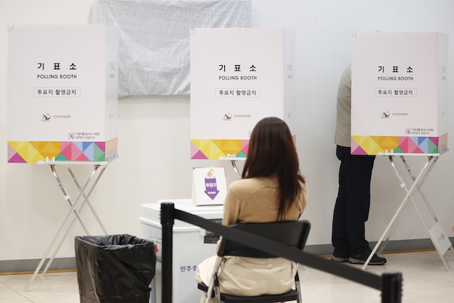 S. Koreans Head to Polls in Local By-elections