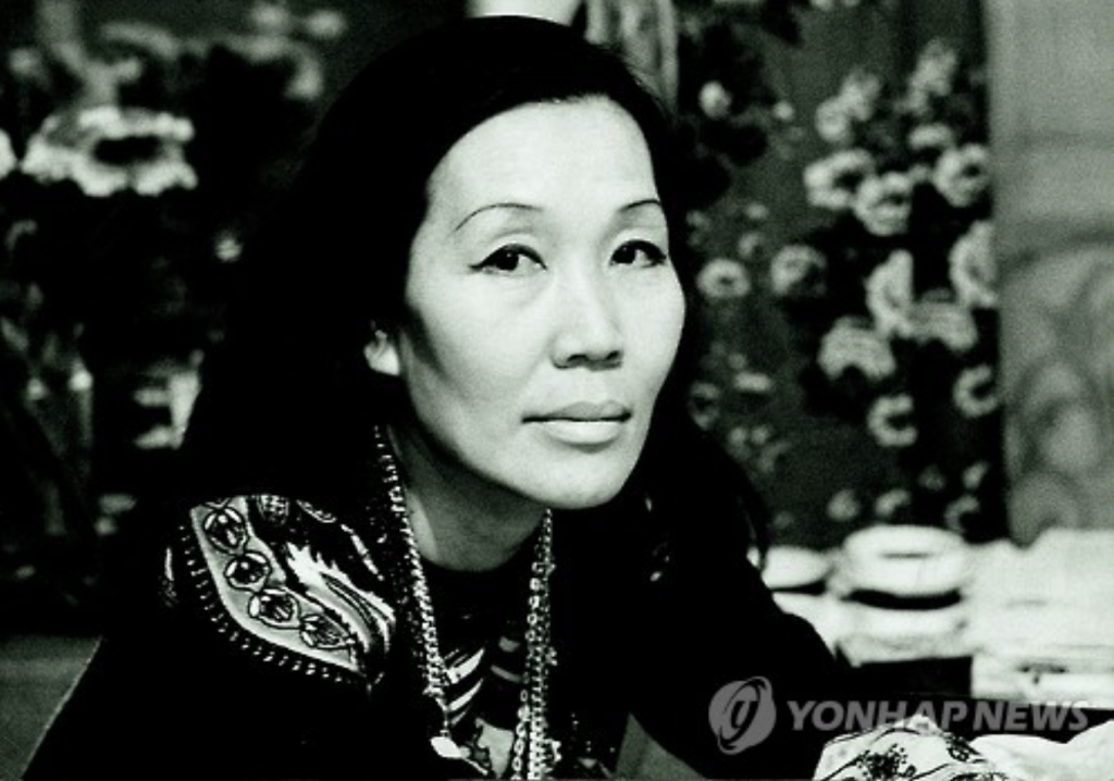 Unconvinced and full of despair, Chun donated 93 of her works and left Korea for the United States in 1998, never to return. (image: Yonhap)